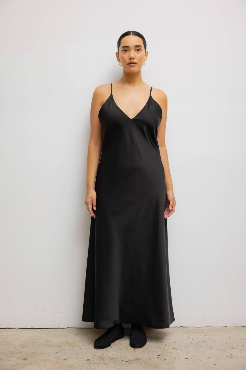 LESET BARB BARBBACKLESSDRESS BLACK ONMODEL 1