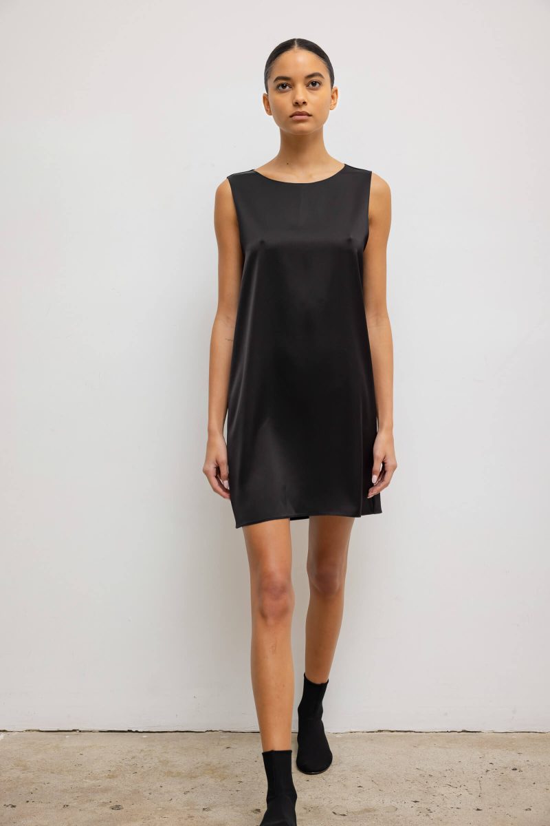 LESET BARB BARBSLEEVELESSMINIDRESS BLACK ONMODEL 2