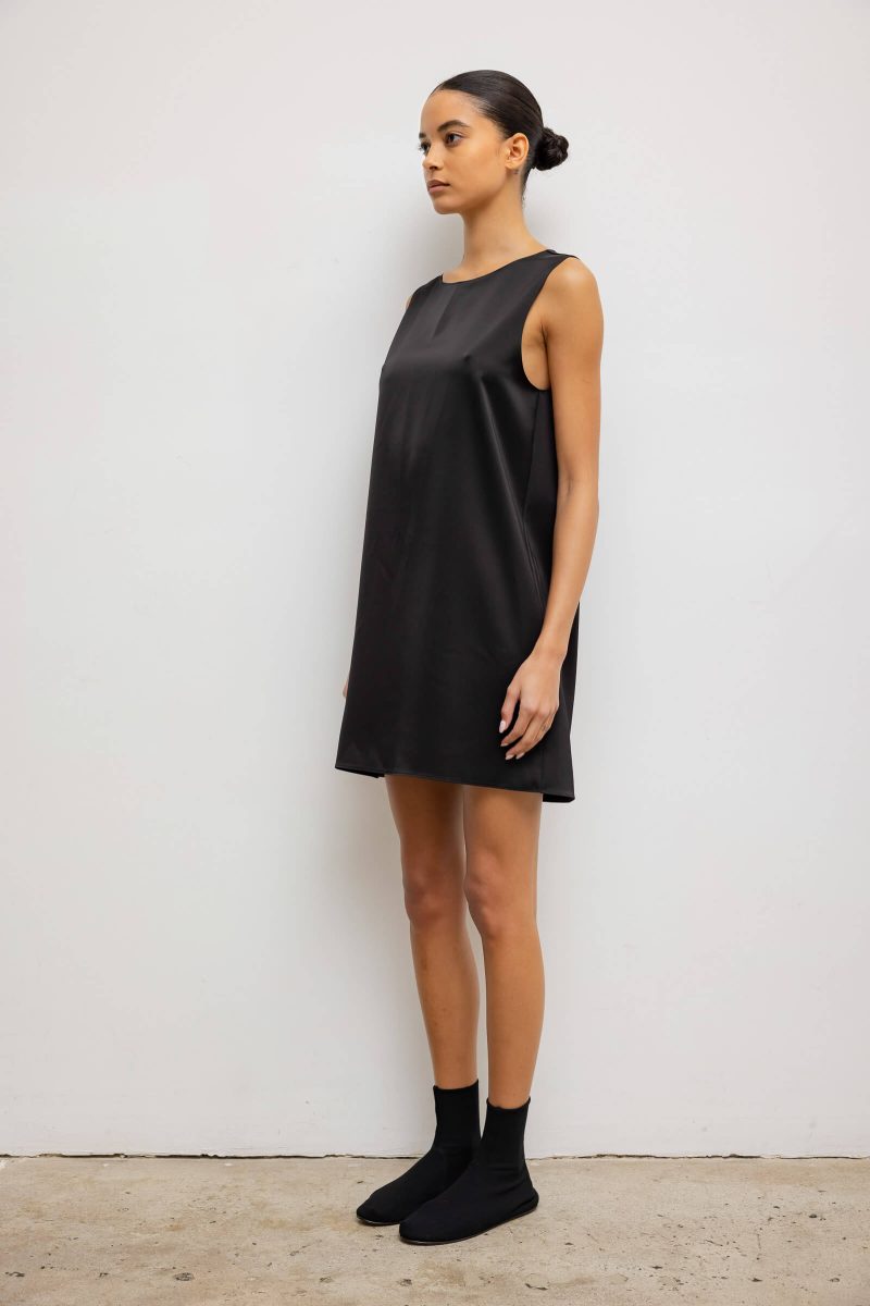 LESET BARB BARBSLEEVELESSMINIDRESS BLACK ONMODEL 3