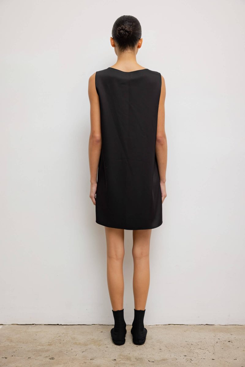 LESET BARB BARBSLEEVELESSMINIDRESS BLACK ONMODEL 4