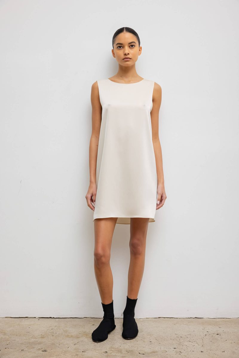 LESET BARB BARBSLEEVELESSMINIDRESS CREME ONMODEL 2