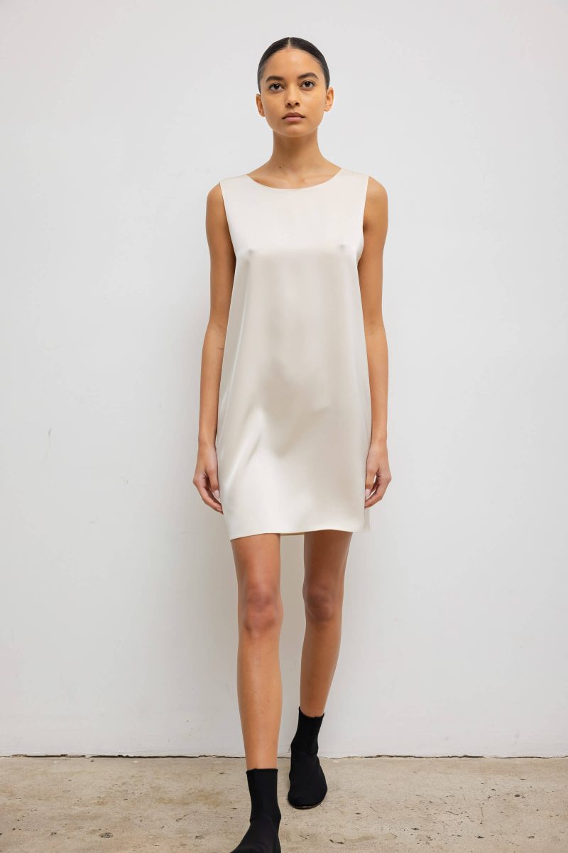 LESET BARB BARBSLEEVELESSMINIDRESS CREME ONMODEL 3