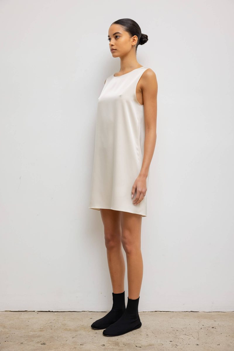 LESET BARB BARBSLEEVELESSMINIDRESS CREME ONMODEL 4