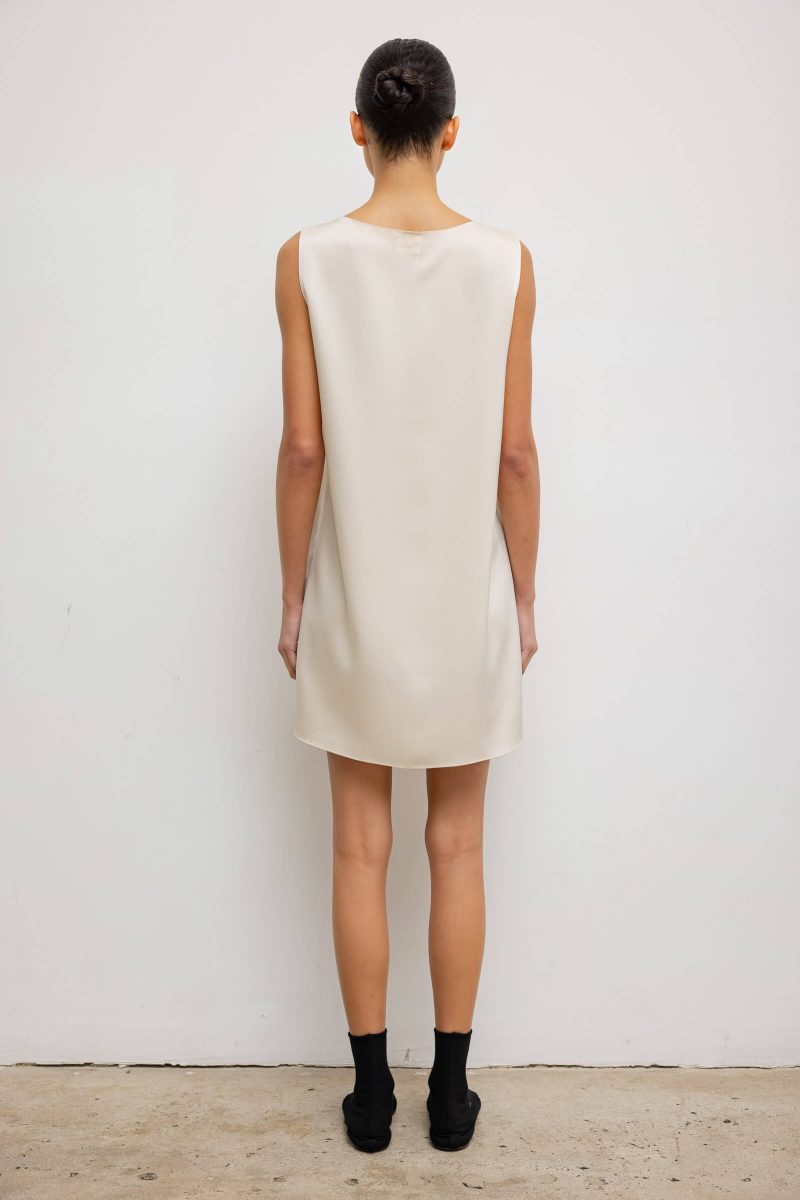 LESET BARB BARBSLEEVELESSMINIDRESS CREME ONMODEL 5