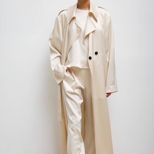 LESET BARB BARBTRENCHCOAT CREME ONMODEL 2