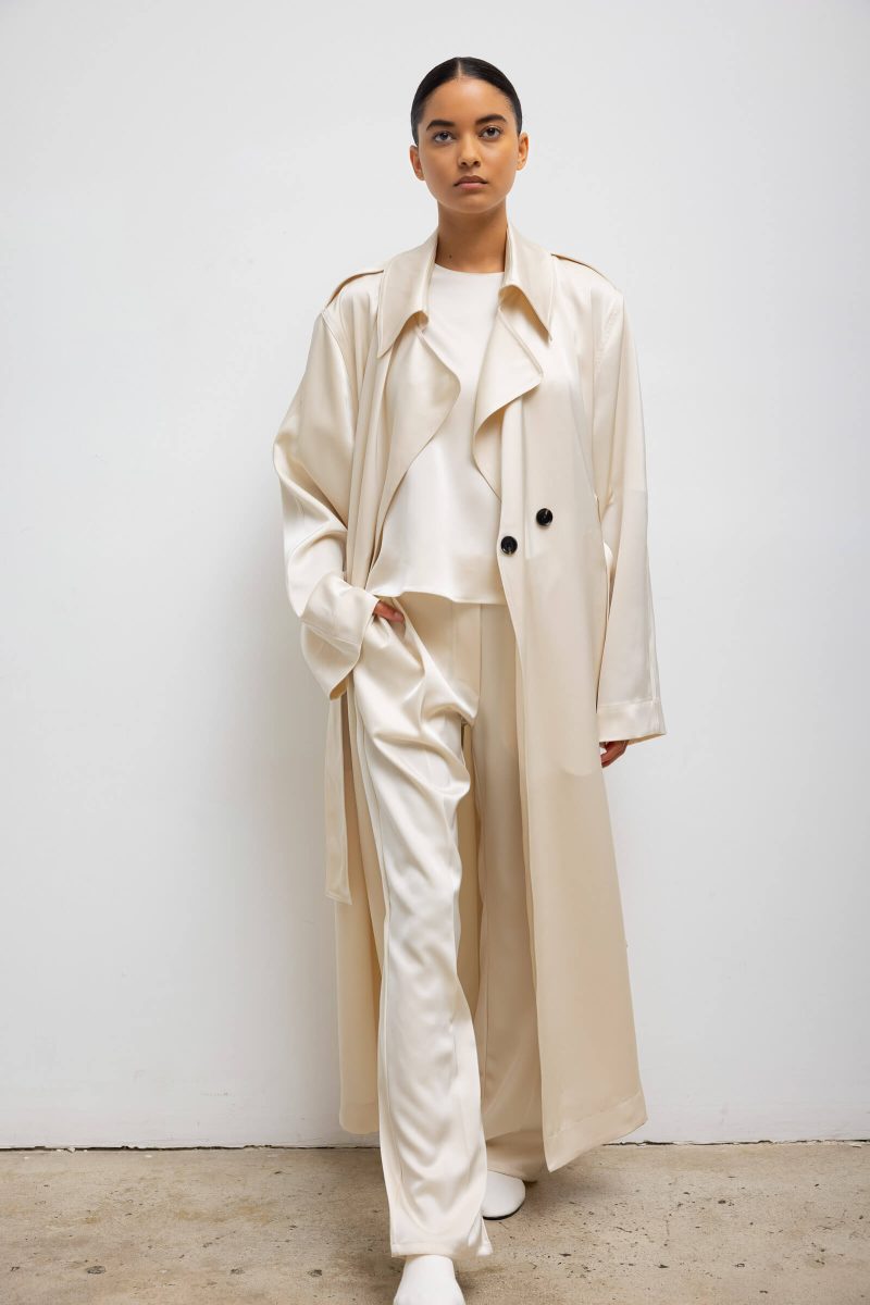 LESET BARB BARBTRENCHCOAT CREME ONMODEL 2