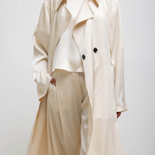 LESET BARB BARBTRENCHCOAT CREME ONMODEL 3