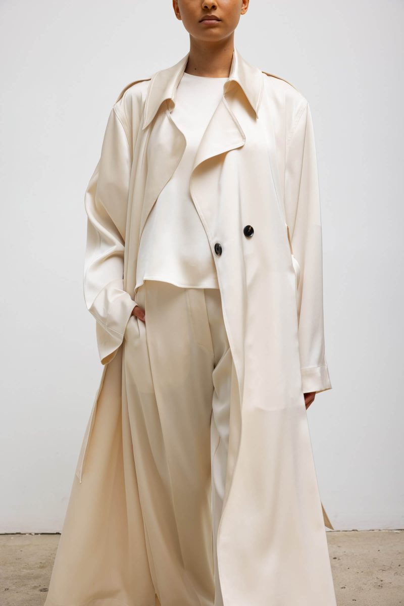 LESET BARB BARBTRENCHCOAT CREME ONMODEL 3