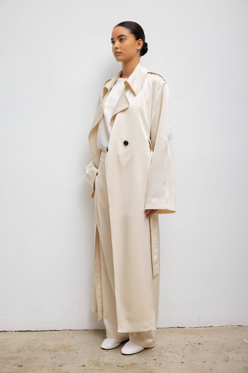 LESET BARB BARBTRENCHCOAT CREME ONMODEL 4