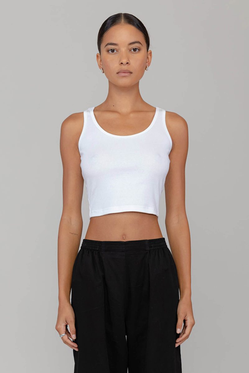 LESET KELLY KELLYSCOOPNECKTANK WHITE ONMODEL 1