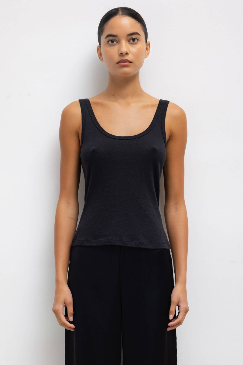 LESET LAURA LAURASCOOPNECKTANK BLACK ONMODEL 1