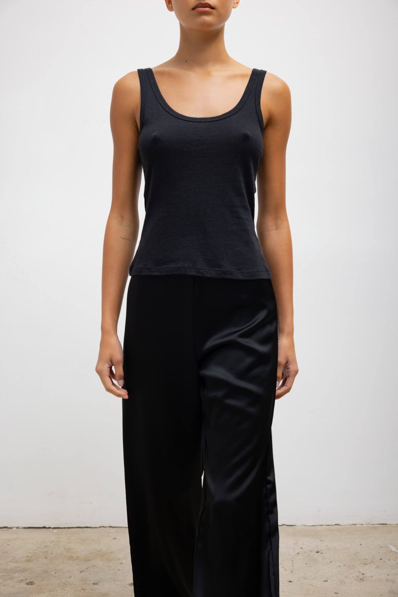 LESET LAURA LAURASCOOPNECKTANK BLACK ONMODEL 4