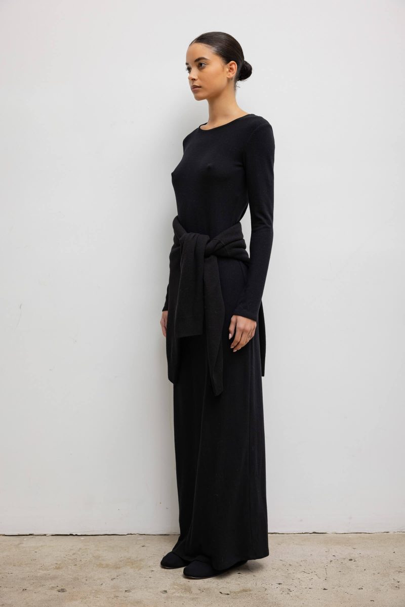 LESET LAUREN LAURENLONGSLEEVEMAXIDRESS BLACK ONMODEL 4