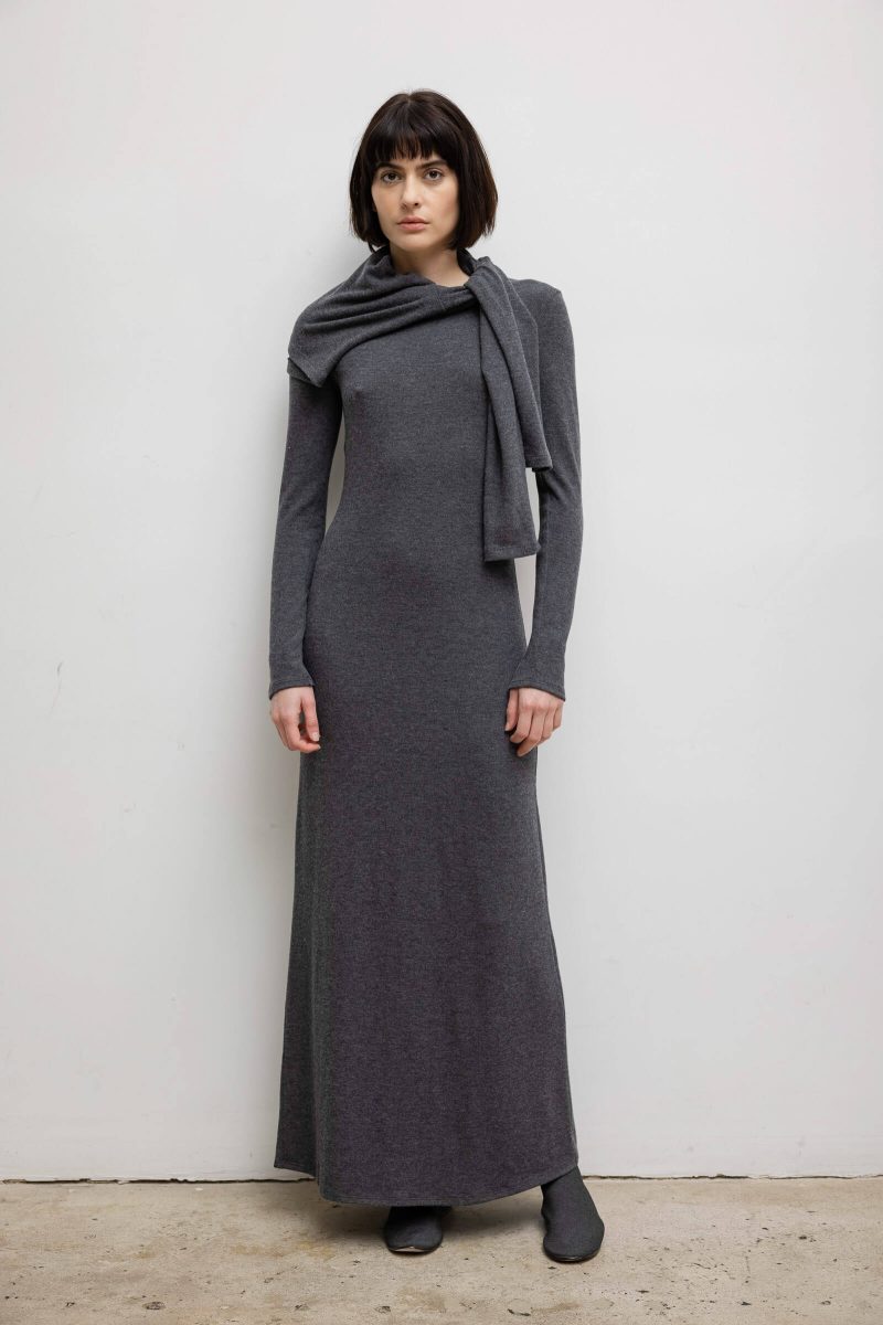 LESET LAUREN LAURENLONGSLEEVEMAXIDRESS CHARCOAL ONMODEL 1