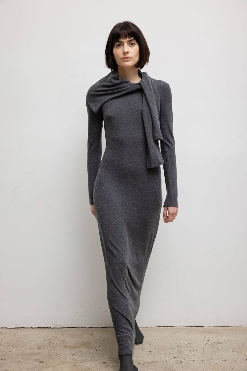 LESET LAUREN LAURENLONGSLEEVEMAXIDRESS CHARCOAL ONMODEL 2