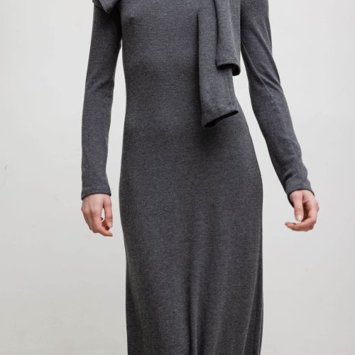 LESET LAUREN LAURENLONGSLEEVEMAXIDRESS CHARCOAL ONMODEL 3