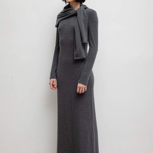 LESET LAUREN LAURENLONGSLEEVEMAXIDRESS CHARCOAL ONMODEL 4