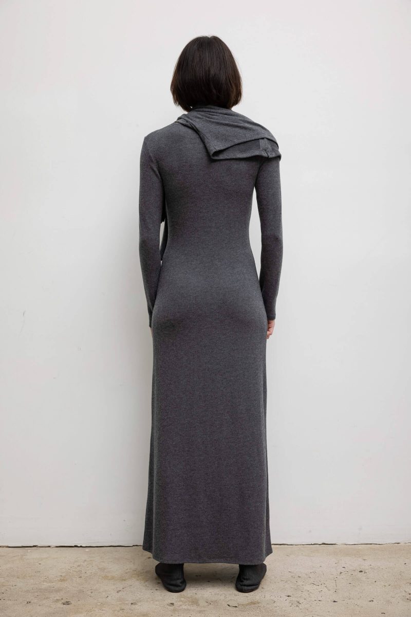 LESET LAUREN LAURENLONGSLEEVEMAXIDRESS CHARCOAL ONMODEL 5