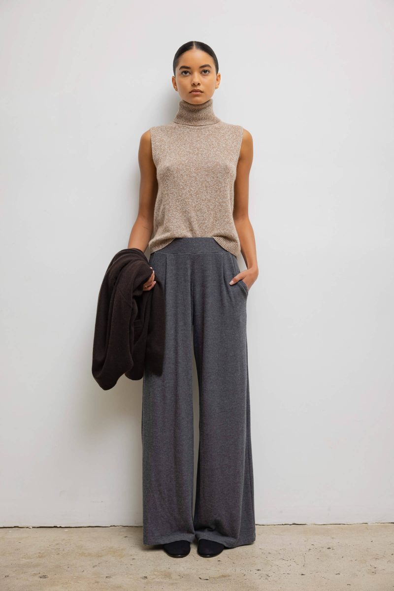 LESET LAUREN LAURENPLEATEDPOCKETPANT CHARCOAL ONMODEL 1