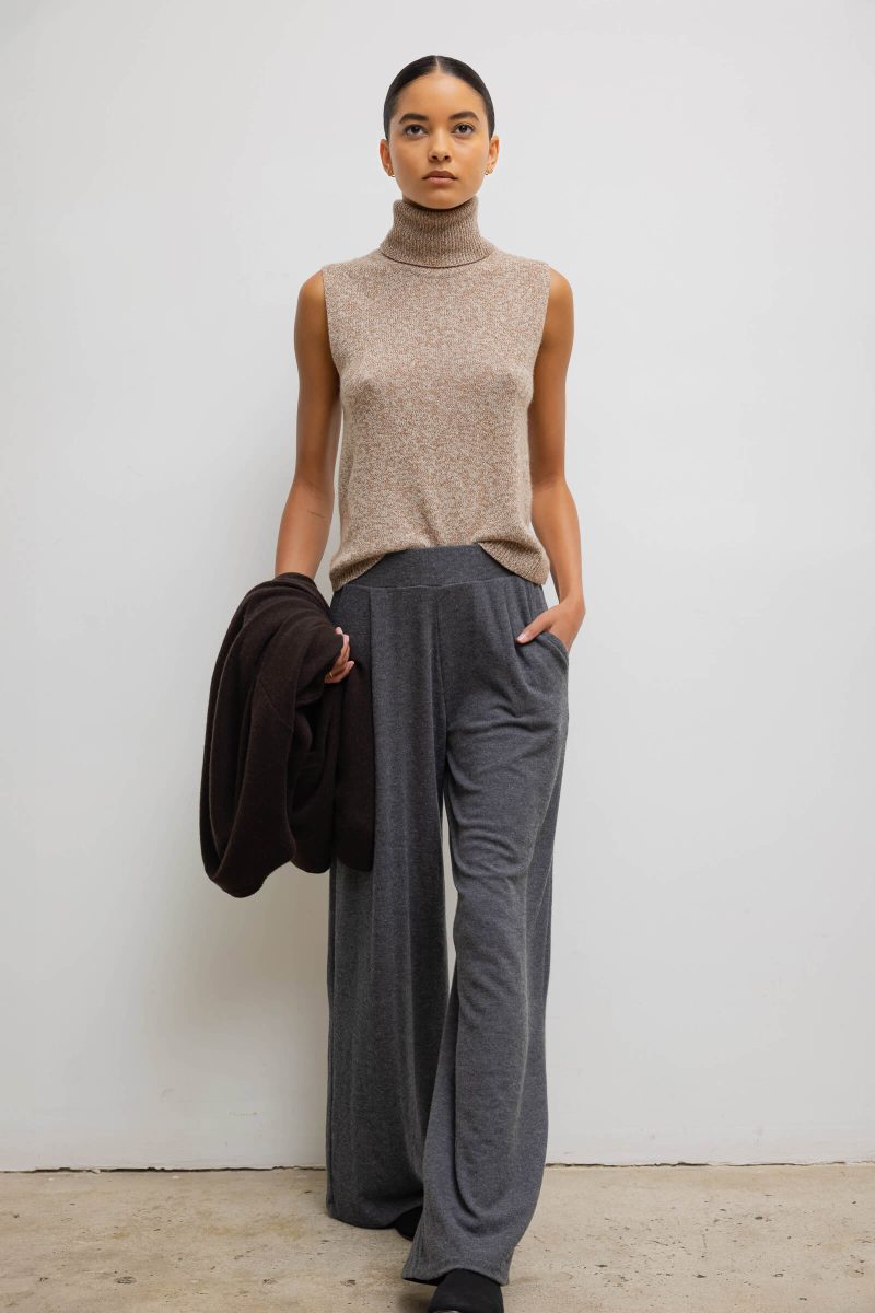 LESET LAUREN LAURENPLEATEDPOCKETPANT CHARCOAL ONMODEL 2