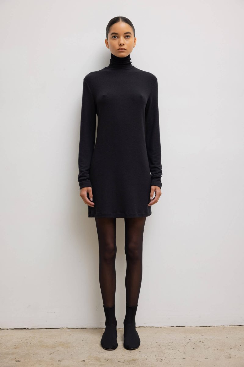 LESET LAUREN LAURENTURTLENECKDRESS BLACK ONMODEL 1