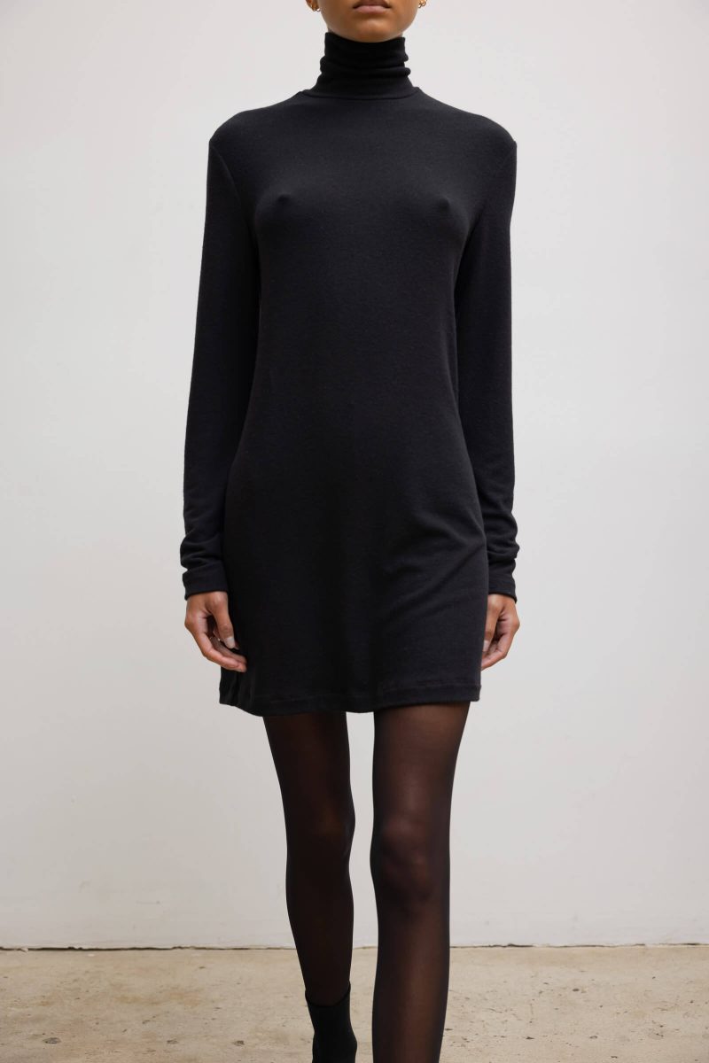 LESET LAUREN LAURENTURTLENECKDRESS BLACK ONMODEL 3