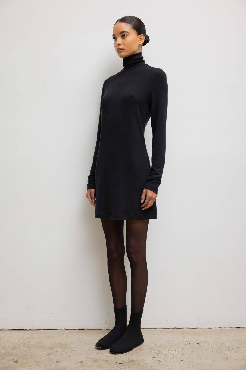 LESET LAUREN LAURENTURTLENECKDRESS BLACK ONMODEL 4