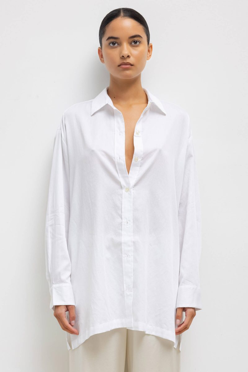 LESET YOKO YOKOOVERSIZEDBUTTONDOWN WHITE ONMODEL 1