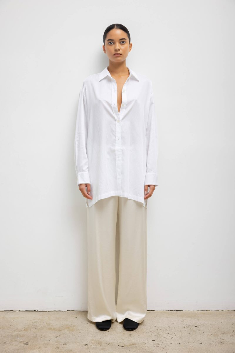 LESET YOKO YOKOOVERSIZEDBUTTONDOWN WHITE ONMODEL 2