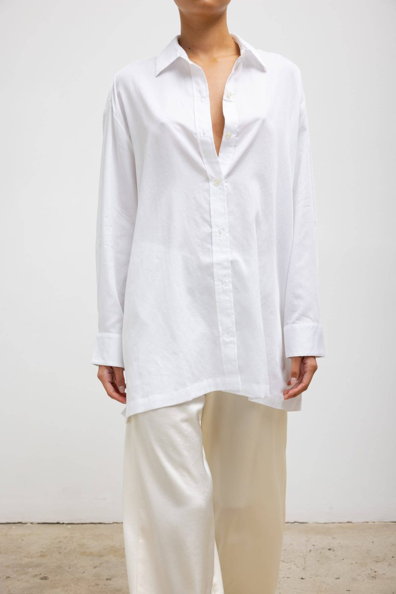 LESET YOKO YOKOOVERSIZEDBUTTONDOWN WHITE ONMODEL 4