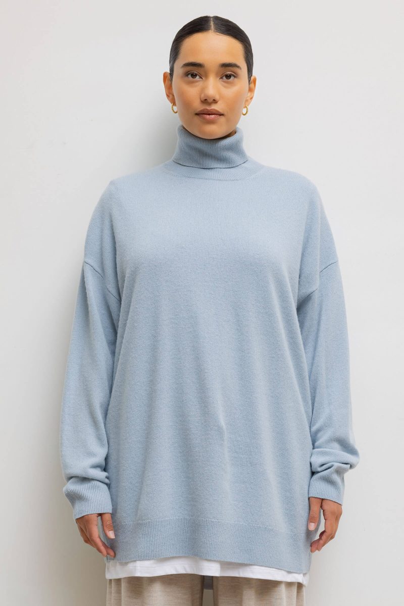 LESET ZOE ZOEOVERSIZEDTURTLENECK AZURE ONMODEL 1